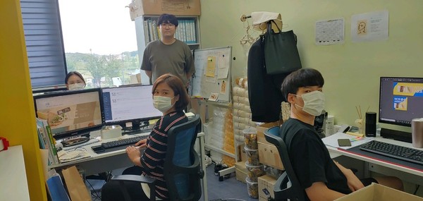 ▲사무실에서 근무중인 주 대표와 직원들 (사진제공=행복하개.)