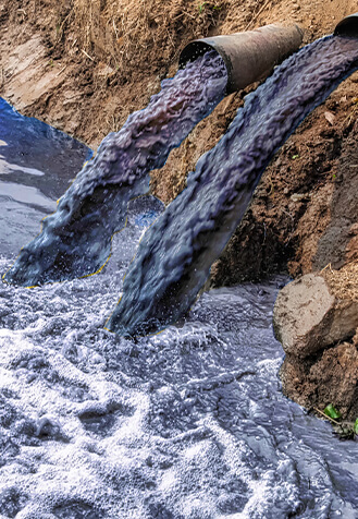 ▲청바지 염색 폐수가 배출되고 있는 모습 (사진=DNMD 홈페이지.)