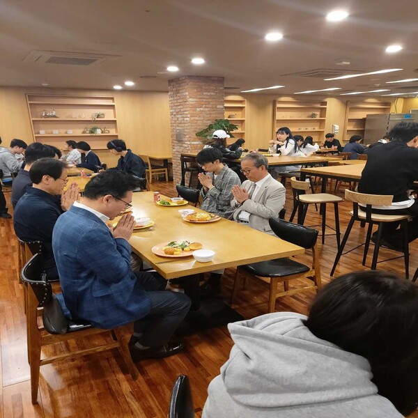 President Yun is showing gratitude before enjoying the meal                                                                            ​​​​​​​/Photography by Lee Jun-ho