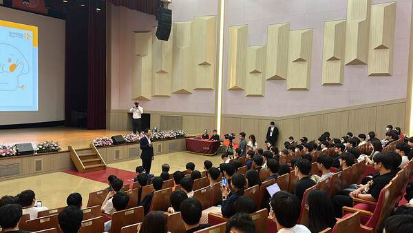 Mayor answered the question by a student./Photography by Kim Do-hyun