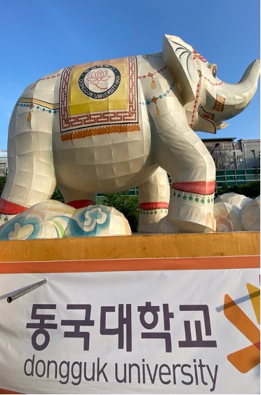 Scholarship students participated in the lantern march with white elephant-shaped Baeksang Lantern, the symbol of Dongguk University./Photography by Byron Jeong-won