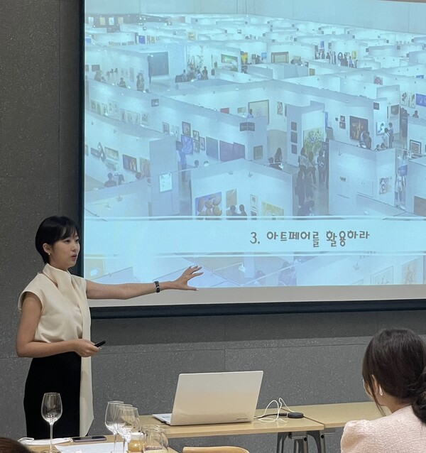 Lee Se-ra is passionately having a lecture./Photography extracted by Lee Se-ra