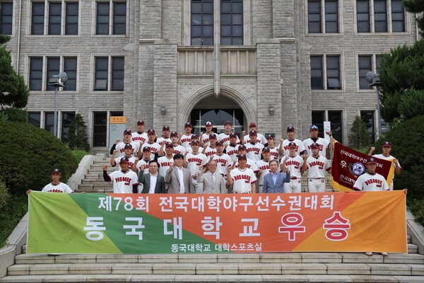 This is the coaches and players of our baseball team.                                                                                                                                                    /Photography Extracted from Dongguk University website