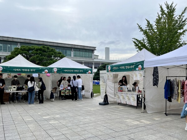 As attendees explored each booth, the innovative energy of Dongguk University's "2023 Startup Atelier" was palpable. /Photography by Kim Ji-woo