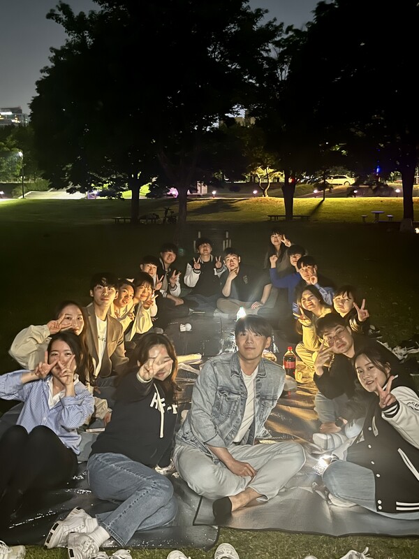 “The Politicus,” one of the central club of Dongguk University, is having a picnic at Han River.  /Photography Extracted from Instagram @dgupolitics_1963
