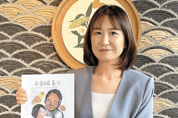 Professor Ha is holding the book “Sosim’s courage” she and students published.                                                                                                                                           /Photography extracted from Chosun Media