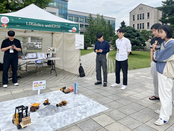 At the LogiVerse booth, there was an interactive event to raise awareness about the safety concerns related to construction machinery accidents. /Photography by Kim Ji-woo