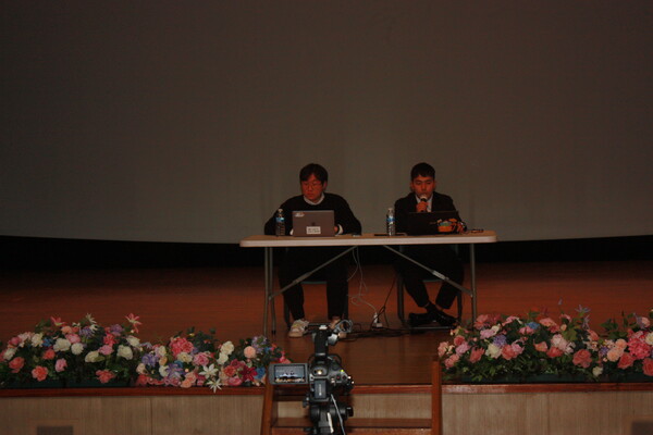 General Student Council Election Branch 'Sidong' was receiving questions./Photography by Kim Ji-woo, Roh Hye-won
