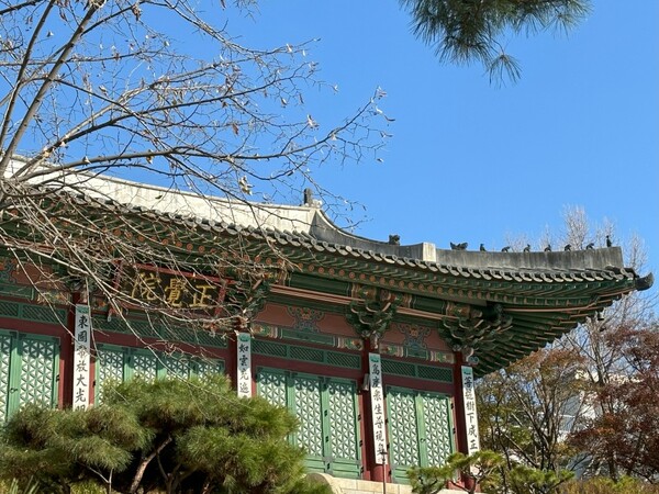 This is the most Buddhist element in Dongguk University: Jeonggakwon. /Photography by Kim Do-hyun