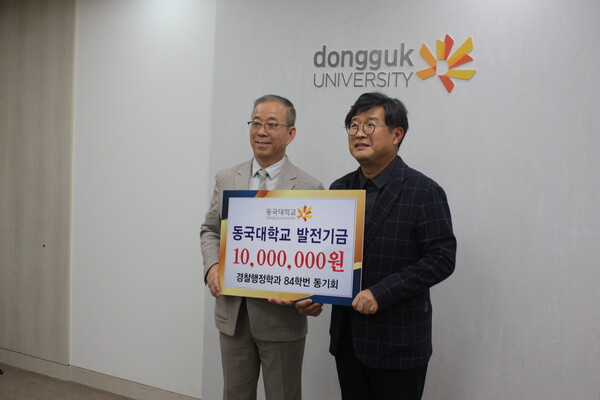A representative delivers a donation certificate.                                          /Photography by Kim do-hyun
