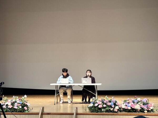 The questioner is answering at a public hearing.                                                                                                                                                           /Photography by Byeon Jeong-won
