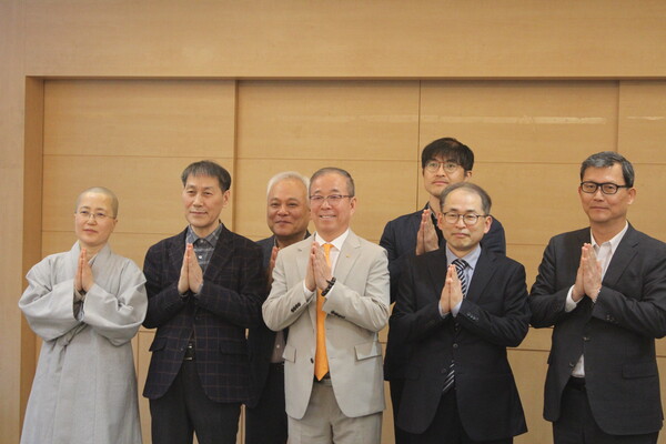 ▲기자 간담회에 참석한 주요 인원들이 단체 합장을 하고 있다 (사진=권구봉 기자.)