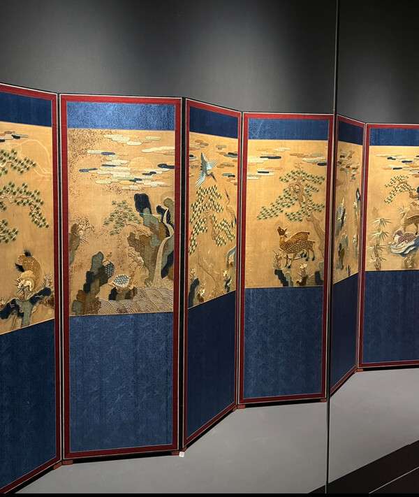 Korean folding screen can be seen in the shaman’s workplace           /Photography by Kim Ryeong-seo