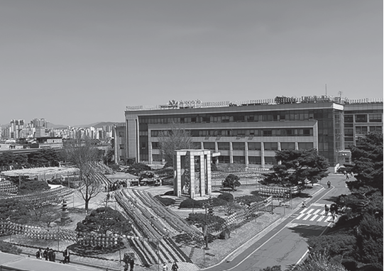 Lanterns are hung to commemorate Buddha’s birthday. /Photography by Kim Ryeong-seo