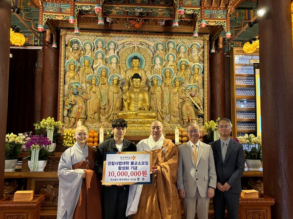 Monk Don Kwan is delivering a fund to revitalize the college Buddhist gathering. /Photography by Jeon Han-gyeol