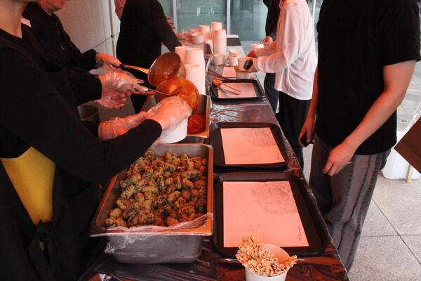 ▲금일 중앙도서관 앞에서 떡볶이 행사가 진행됐다 (사진=양기석 수습기자.)