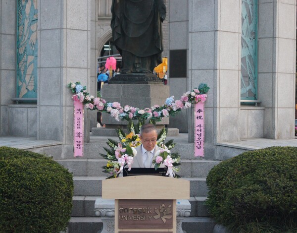 Schoo President Yun Jae-woong is giving a speech. /Photography by Kim Bo-young