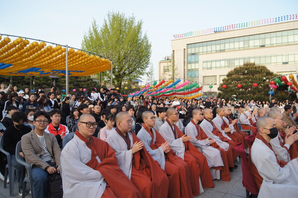 The Dongguk 2024 Lantern Lighting Festival took place. /Photography by Kim Bo-young