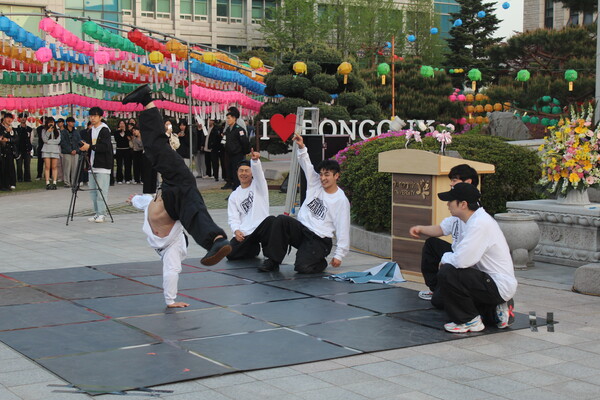 ▲이에이트 크루가 팔정도에서 무대를 하고 있다 (사진=고아름 수습기자.)
