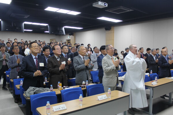 ▲삼귀의례 중인 내외빈들의 모습 (사진=양기석 수습기자.)