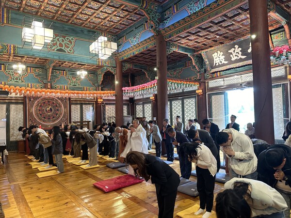 Students are putting their hands together(Hapjang).       /Photography by Kim Do-hyun 