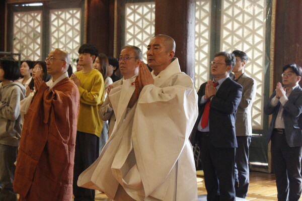 ▲이사장 돈관스님과 윤재웅 총장이 참석해 삼귀의례 중이다 (사진=양기석 수습기자.)