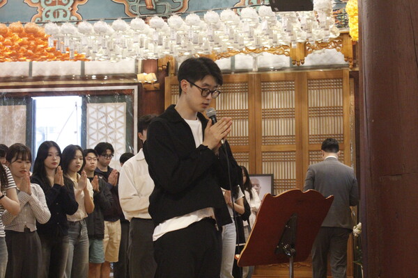 ▲창립 발원문을 봉독 중인 '공양미 100석' 회장 이승협 학우 (사진=양기석 수습기자.)