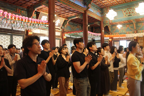 ▲부처님께 귀의하는 참석인들 (사진=고아름 수습기자.)