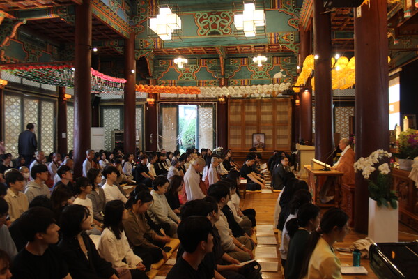 ▲금일 우리대학 정각원 법당에서 봉축 수계법회가 진행되고 있다 (사진=고아름 수습기자.)