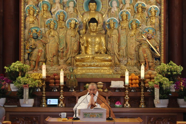 ▲이사장 돈관스님이 합장하는 모습 (사진=고아름 수습기자.)