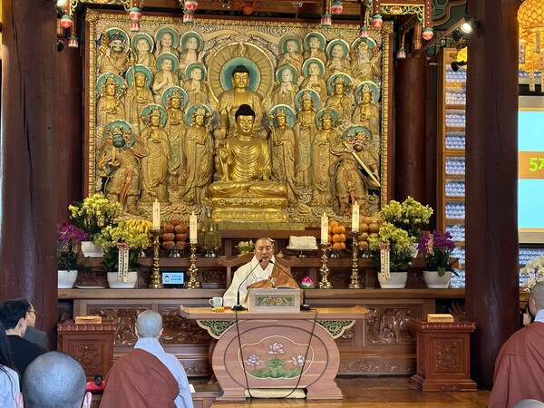 Monk Don Kwan is giving a speech. /Photography by Byeon Jeong-won
