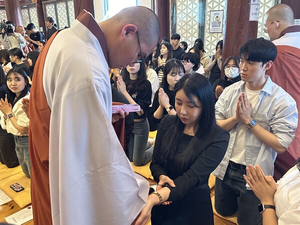 The burning of the arm ceremony is under way. /Photography by Byeon Jeong-won