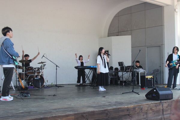 ▲우리대학 만해광장에서 동아리 공연이 진행 중이다 (사진=오은빈 기자.)