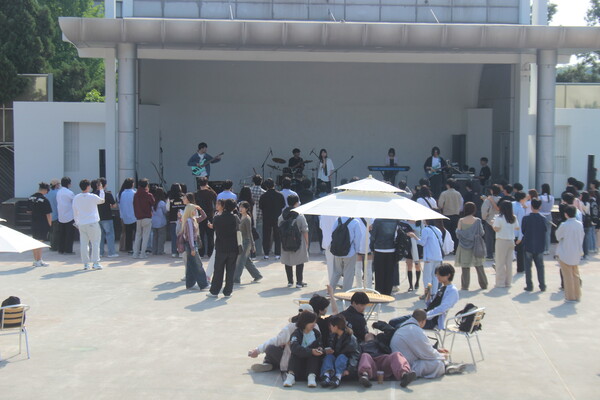 ▲동아리 공연이 진행 중인 만해광장의 풍경 (사진=오은빈 기자.)