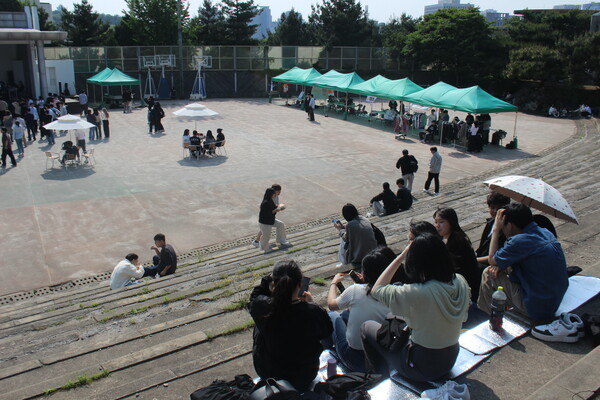 ▲동아리 피크닉을 즐기고 있는 학우들의 모습 (사진=오은빈 기자.)