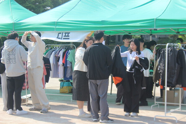 ▲부스를 운영 중인 중앙 패션디자인동아리 '디프' (사진=오은빈 기자.)