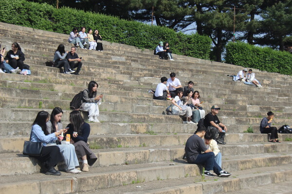 ▲동아리 피크닉을 즐기고 있는 우리대학 학우들의 모습 (사진=임지연 기자.)