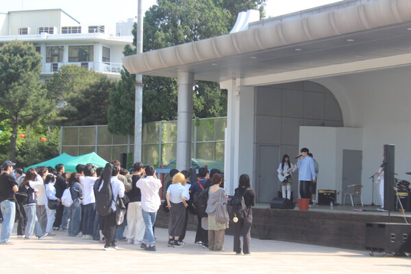 ▲동아리 공연을 즐기고 있는 학우들의 모습 (사진=임지연 기자.)