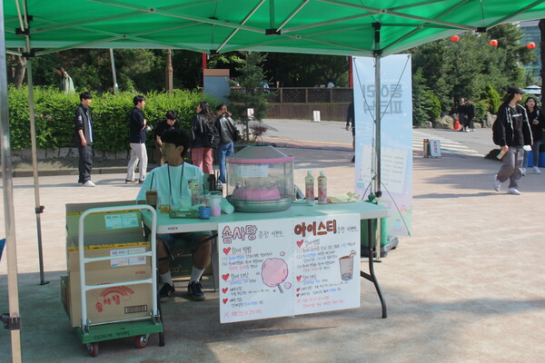 ▲자체 부스를 운영 중인 동아리연합회 '파랑' (사진=임지연 기자.)