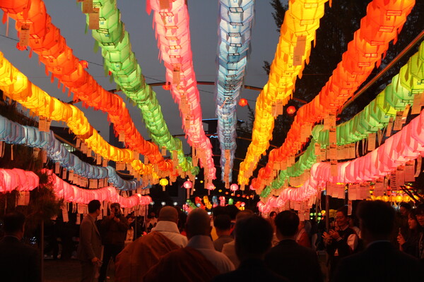 ▲팔정도를 환하게 밝힌 연등 (사진=고아름 수습기자.)