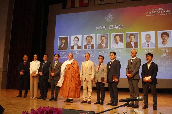 ▲내빈들과 30년 근속상을 수상한 교직원들의 모습 (사진=권구봉 기자.)