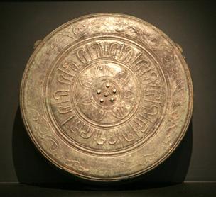 △ 도 2. 백운사명 반자, 고려 1250년, 지름 28.5cm, 국립중앙박물관