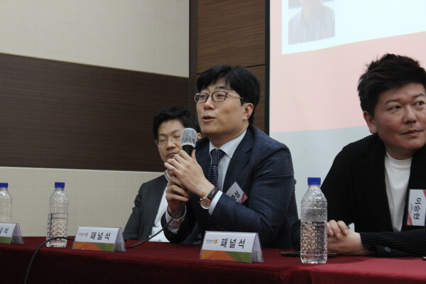 ▲반준성 법무부 서기관이 학우의 질문에 답하고 있다 (사진=양기석 수습기자.)