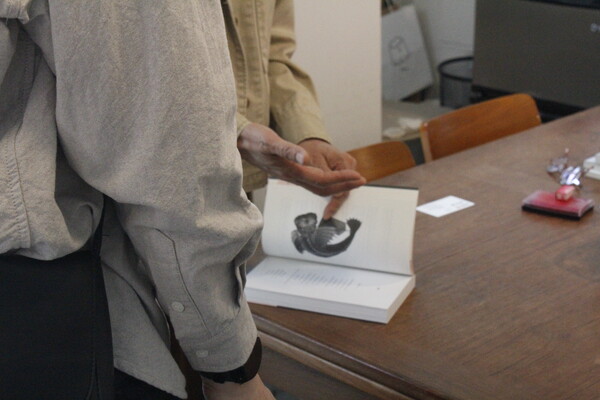 ▲책방지기가 손님에게 책에 대해 설명하고 있다 (사진=원지우 기자.)