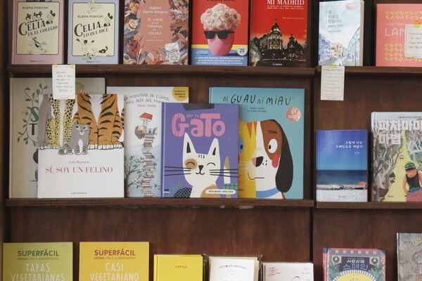 ▲독립서점 ‘스페인 책방’의 스페인 서적 (사진=방민우 수습기자.)