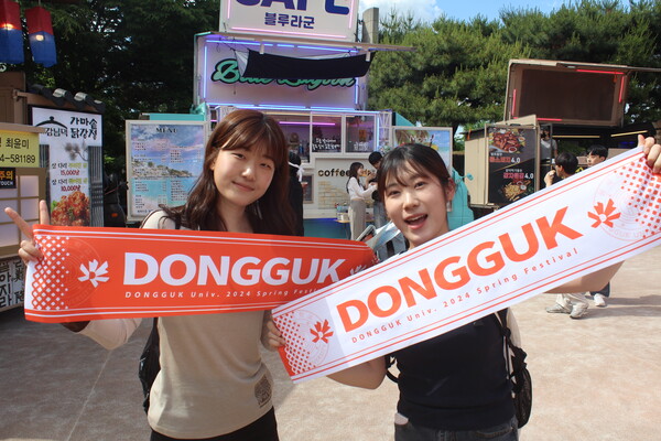 ▲축제 슬로건을 들고 있는 학우들의 모습 (사진=양기석 수습기자.)