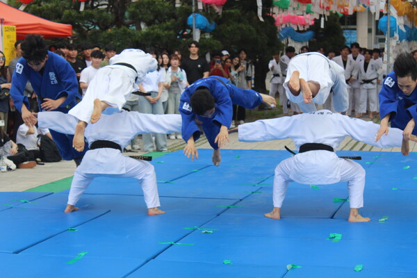 ▲경찰사법대학 유도 시범단이 팔정도에서 공연을 펼치고 있다 (사진=양기석 수습기자.)