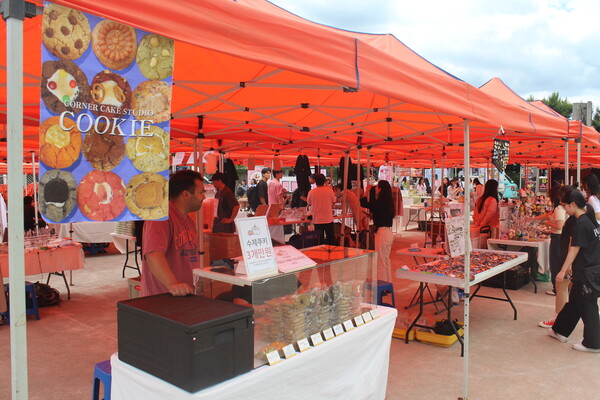 ▲다양한 플리마켓과 부스가 즐비한 만해광장의 모습 (사진=양기석 수습기자.)