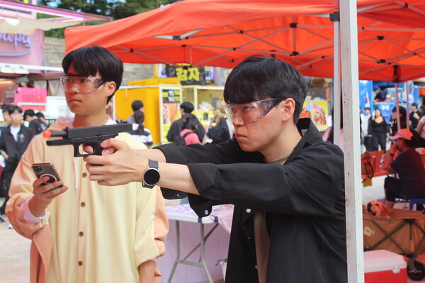 ▲사격 부스 운영자가 시범을 보이고 있다 (사진=양기석 수습기자.)