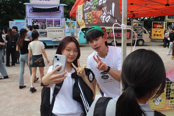 ▲만해광장에서 부스를 즐기는 학우 (사진=양기석 수습기자.)